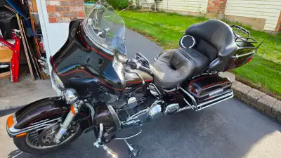 2011 Electra Glide Ultra Classic - FLHTCU Christmas is coming! This bike has heated grips, a Securit...