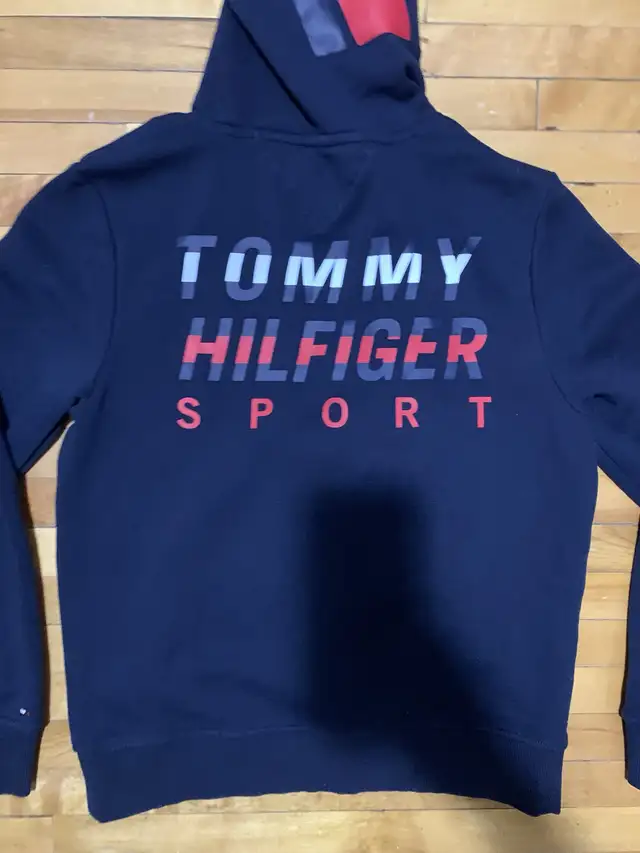 Tommy Hilfiger hoodie ( size small) in Men's in Oshawa / Durham Region - Image 7