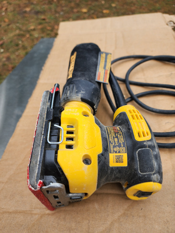 DEWALT 2.3 amp 1/4 Sheet Palm Grip SanderModel # DWE6411 in Power Tools in Windsor Region - Image 4