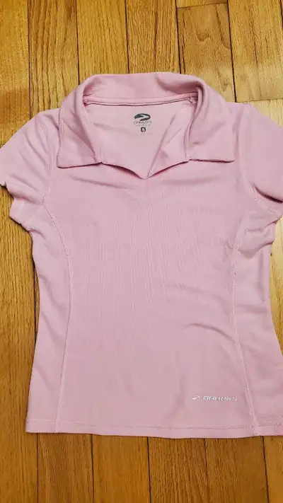 This is a Brooks women's short sleeve golf shirt in a size small. This item is in great condition. I...