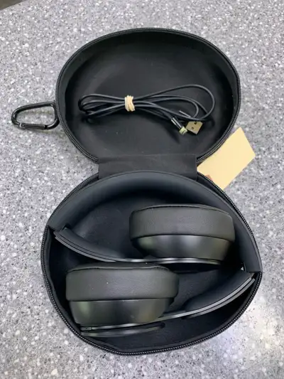 Beats Solo 4 Bluetooth Headphones New In Box Item #128185 WE BUY GOLD!! TRADE-INS WELCOME WARRANTY O...