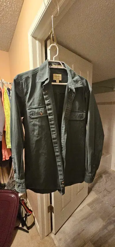 This is a Cabela's Legendary Quality shirt, perfect for casual wear or outdoor adventures. It's a si...