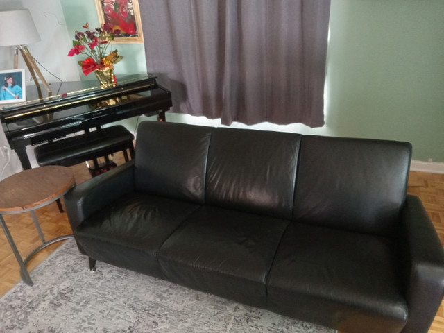 IKEA leather couch dans Sofas et futons  à Ouest de l’Île - Image 2
