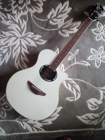 Superb Yamaha APX series electro-acoustic guitar like new, View more
