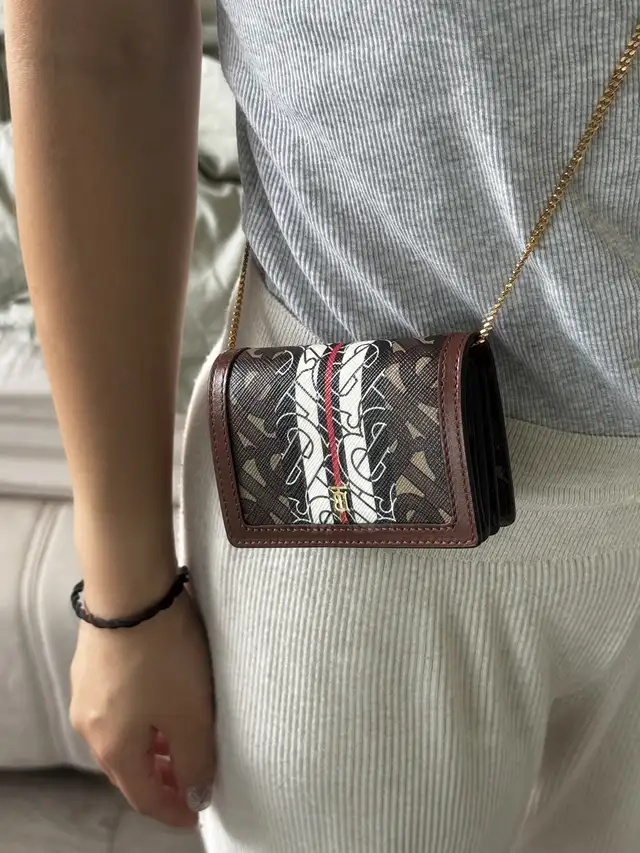 Burberry Card Case with Chain - Like New! in Women's - Bags & Wallets in Markham / York Region - Image 5