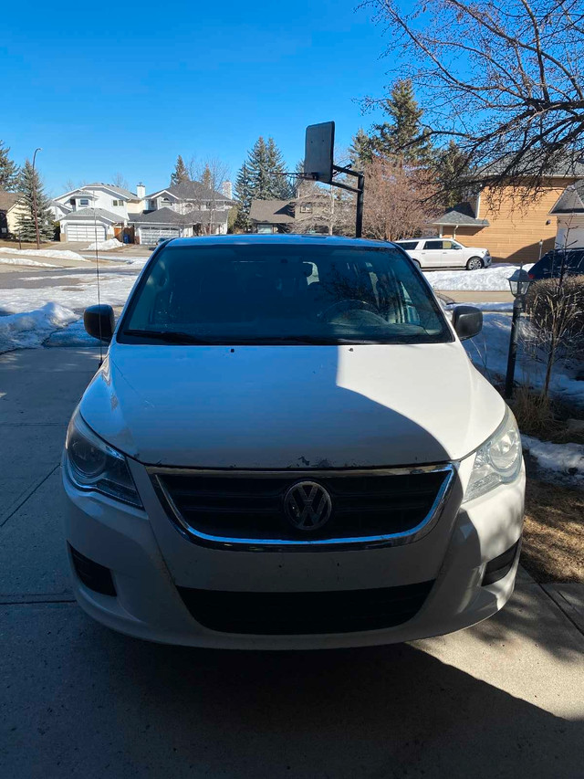 2010 Volkswagen Routan Minivan  in Cars & Trucks in Calgary - Image 4