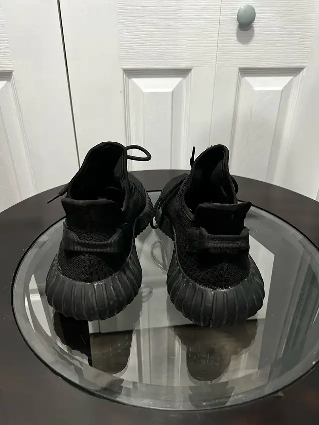 ADIDAS YEEZY BOOST 350 V2ONYX Sz 9,5 Man in Men's Shoes in Cape Breton - Image 5