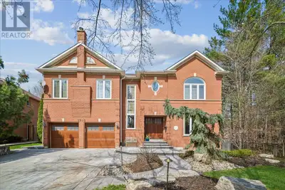 Set on one of River Oaks' most coveted streets, known for its estate-sized lots and executive homes,...