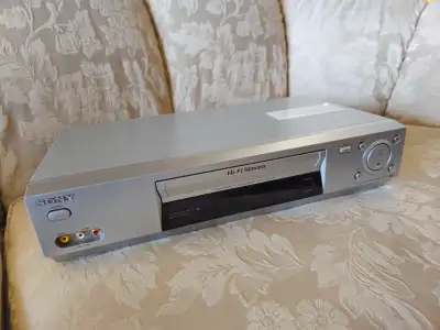 Relive your favourite memories with this used Sony VCR, a Hi-Fi stereo model that promises quality p...
