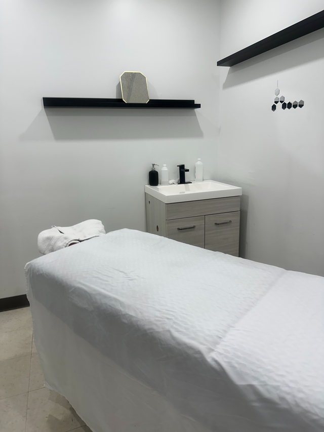 PRIME CLINIC SPACE FOR RENT – SUNDAYS ONLY | HEALTH & BEAUTY in Commercial & Office Space for Rent in City of Toronto - Image 7