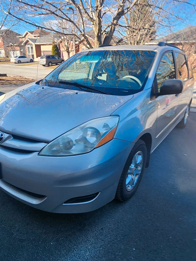 Toyota Sienna 2009 CD 8 seats in Cars & Trucks in Ottawa