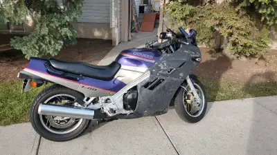 1993 1100 Suzuki Katana. Nice old vintage ride. Some new parts installed: Forks rebuilt complete. Ne...
