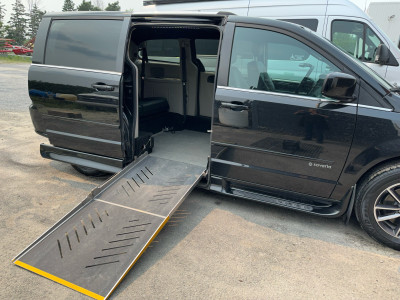 Van adapté pour fauteuil roulant Dodge Caravane 2017