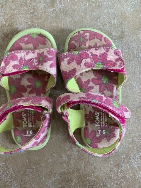 TOMS Toddler Sandals Size 6T in Clothing - 18-24 Months in London - Image 2