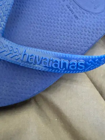 These pairs are brand new men’s blue Havaianas flip flops, perfect for the beach or casual wear! The...