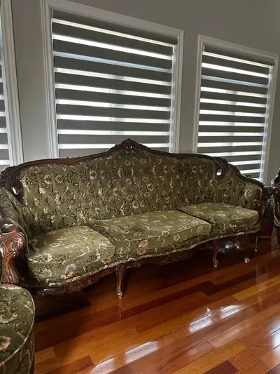 Set de salon avec table, Living room set with coffee table.