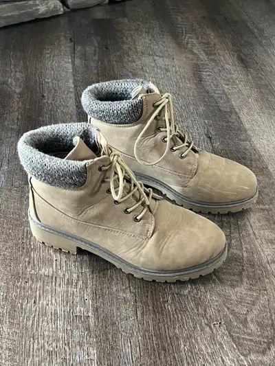 Ladies Boots Size 10 Fit Like A Size 9, View more