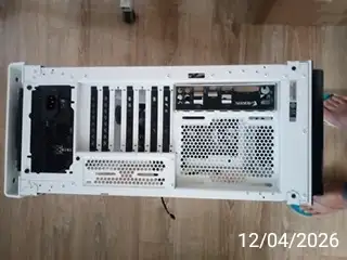 Corsair 570X RGB ATX Mid-Tower Case+ Gigabyte P650B power supply in System Components in City of Toronto - Image 10