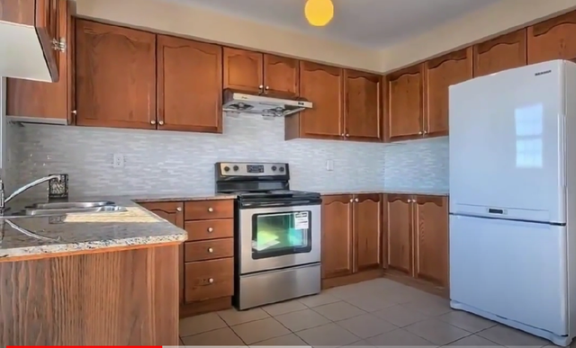 Spacious 3 Bedroom Home in Newmarket, 2 Parking Spaces/Laundry in Long Term Rentals in Markham / York Region - Image 3