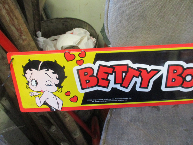 2000 BETTY BOOP WAY EMBOSSED STREET TIN WALL SIGN $30 HOME DECOR in Home Décor & Accents in Winnipeg - Image 2