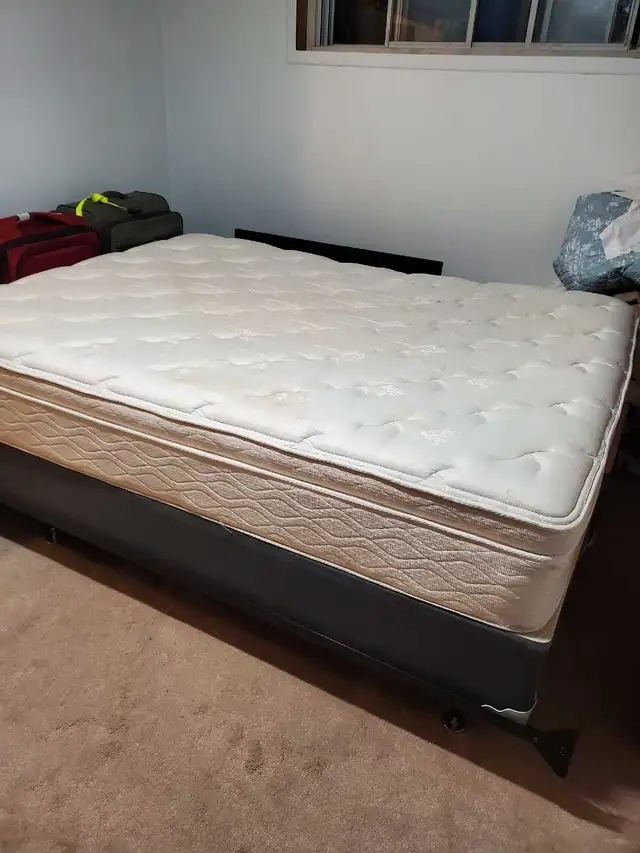 LIT QUEEN BED, SIMMONS  BOX , METAL FRAME in Beds & Mattresses in Longueuil / South Shore - Image 5