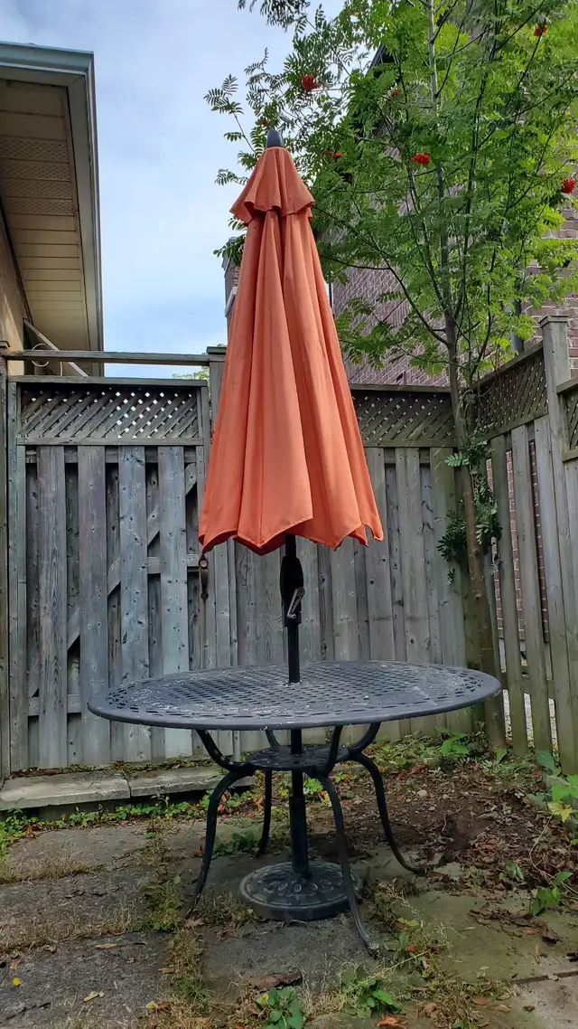 Patio round cast aluminum table and umbrella with base stand. in Patio & Garden Furniture in City of Toronto - Image 3