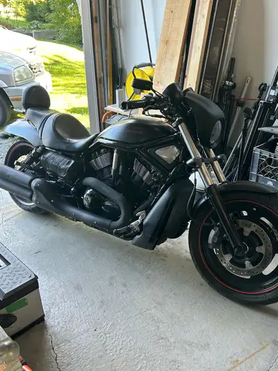 This 2009 Harley-Davidson Night Rod Special features a powerful liquid-cooled Revolution V-Twin engi...
