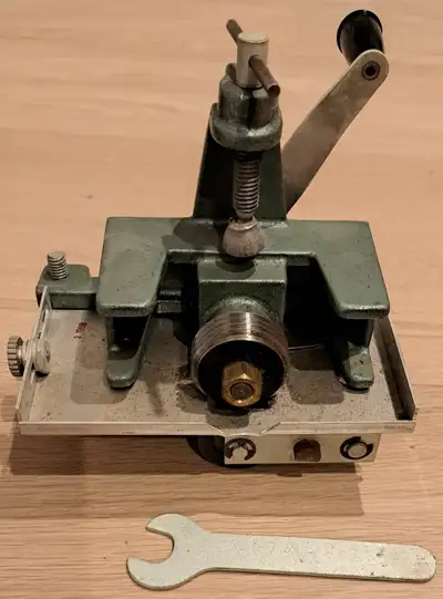 Harry M. Fraser Model 500-1 hand-crank rug and wool strip cutter tool in excellent condition. Engrav...