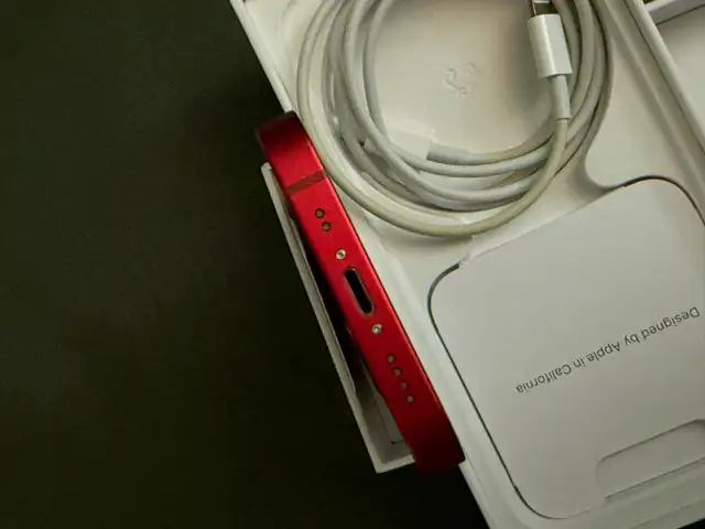 Apple IPhone 13 mini Red in Cell Phones in Richmond - Image 4