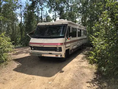 Very nice motorhome, renovated, laminate floor, has new fridge, microwave convection oven, rear king...