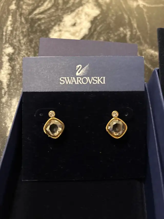 Swarovski Necklace and Earrings in Jewellery & Watches in Barrie - Image 4