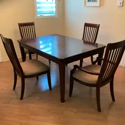 Ensemble de cuisine en simili bois de 42 X 60 (42 X 80 avec rallonge) 2 chaises capitaines rembourré...