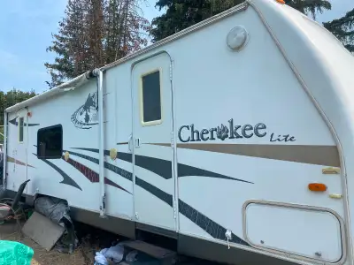 Cherokee Lite 26 foot travel trailer Sleeps 6, fridge , stove , micro ,shower , tub ,air conditionin...