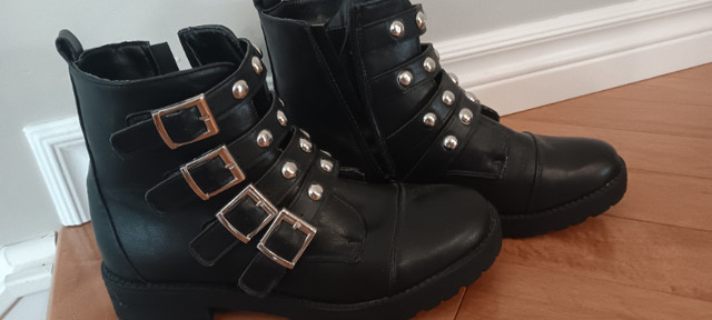 WOMEN'S BLACK ANKLE BUCKLE BOOTS SIZE 10 in Women's - Shoes in Belleville - Image 3