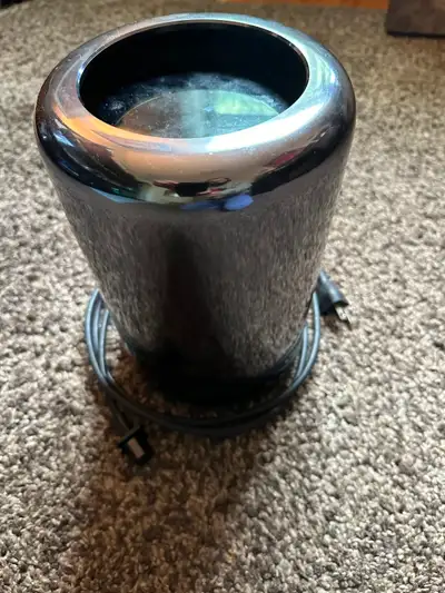 Mac Pro (Late 2013) - 3.7ghz/64GB/256GB SSD, View more