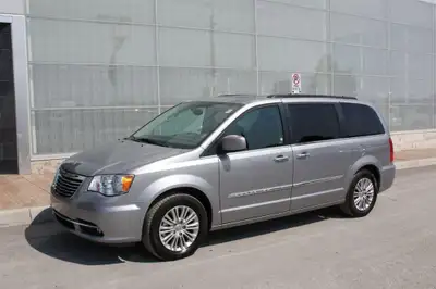 2015 Chrysler Town and Country Loaded. Leather, 3 tv screens, blu ray/dvd, hdmi input, full stow n g...