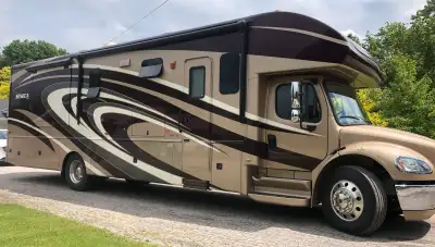 2014 Jayco Seneca 37RB super C. Excellent condition, rare 2 bathroom model, Cummins 6.7 330HP diesel...