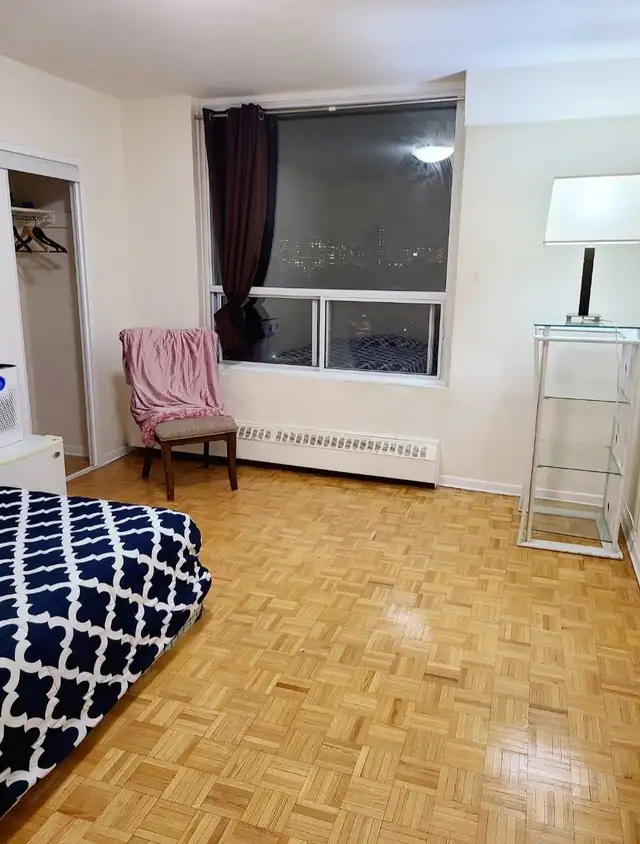 Lovely Cozy Room For Rent In Prime Area in Room Rentals & Roommates in City of Toronto - Image 4