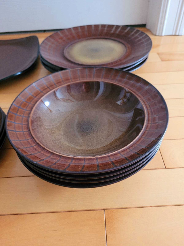 Like NEW BOWRING Dinning Plates Set 10 pcs. Large, Medium, Small in Kitchen & Dining Wares in Bedford - Image 4