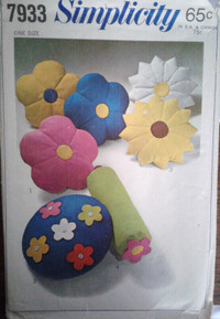 Simplicity 7933 Pillows, Bolsters - 4 ways - Flower Power