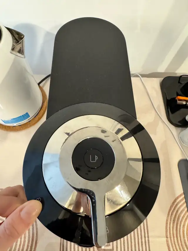 Nespresso Vertuo Next Premium Coffee Espresso Machine Breville in Coffee Makers in City of Toronto - Image 3