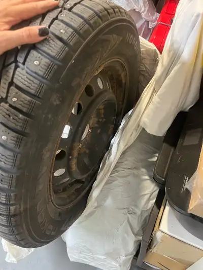 4 Pneus d’hiver Nokian Nordman à CLOUS sur rims. Pneus nordiques très robustes. 195 65 R15 95T XL Et...