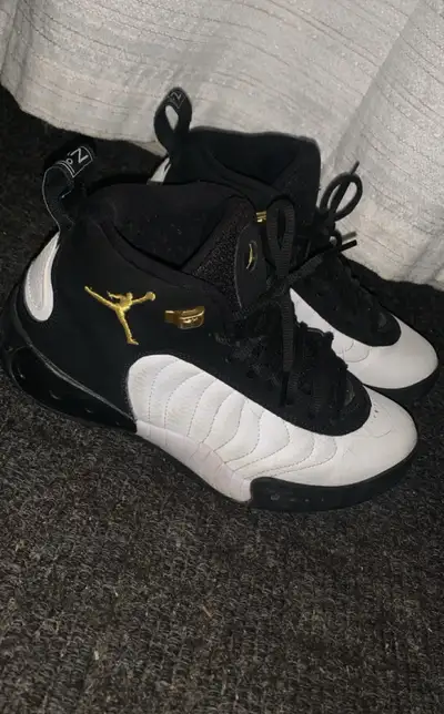 Men’s size 8. The shoes are in great condition and I am located in Barrhaven.