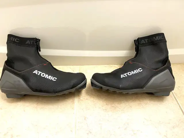 Atomic Cross Country Ski Boots Size 38 2/3 Eur Bottes de Ski in Ski in City of Montréal - Image 2