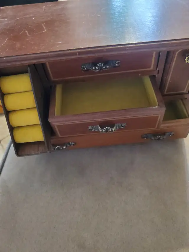 Jewelry box in Jewellery & Watches in Ottawa - Image 3