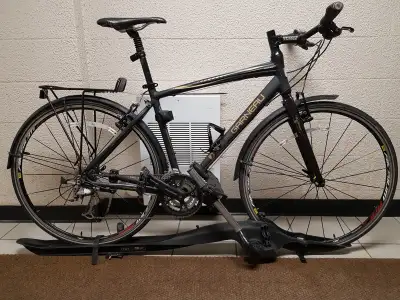 x4 Mont Blanc BARRACUDA supports de vélo sur toit de voiture. Les 2 sont verrouillables avec 2 clés/...