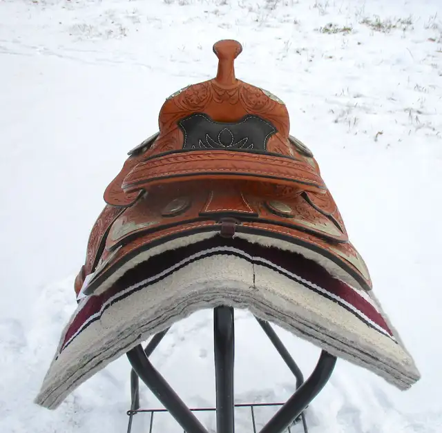 USED 10" MINI SHOW SADDLE in Equestrian & Livestock Accessories in Dawson Creek - Image 5
