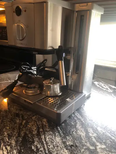 Brew a perfect espresso with this New Breville Cafe Roma espresso machine, featuring a 15-bar pump a...
