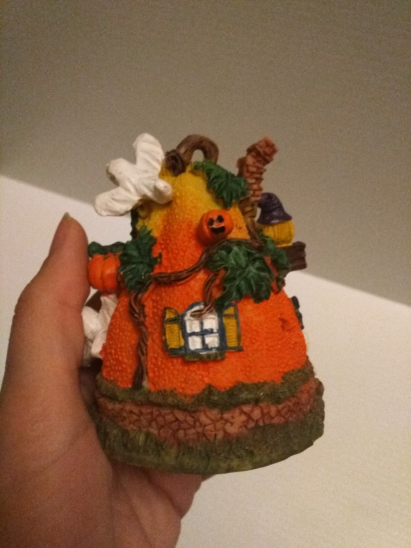 Halloween: vintage Pumpkin Hollow Hand Painted ceramic house in Holiday, Event & Seasonal in Cambridge - Image 2