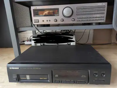 Amplificateur JVC RX-509V Digital Surround System Receiver Vient avec lecteur CD Pioneer modèle PD-M...